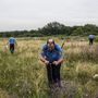 Ukrán rendőrök megjelölik azokat a helyeket, ahol emberi maradványokat találtak.