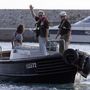 Nick Sloane a mentési munkálatok karmestere elindul a hajó felé a giglioi kikötőből.