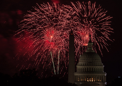 Tűzijáték az afganisztáni Islamabadban, az Elnöki Palota felett, az állam fennállásának 68. évfordulóján, augusztus 14-én.