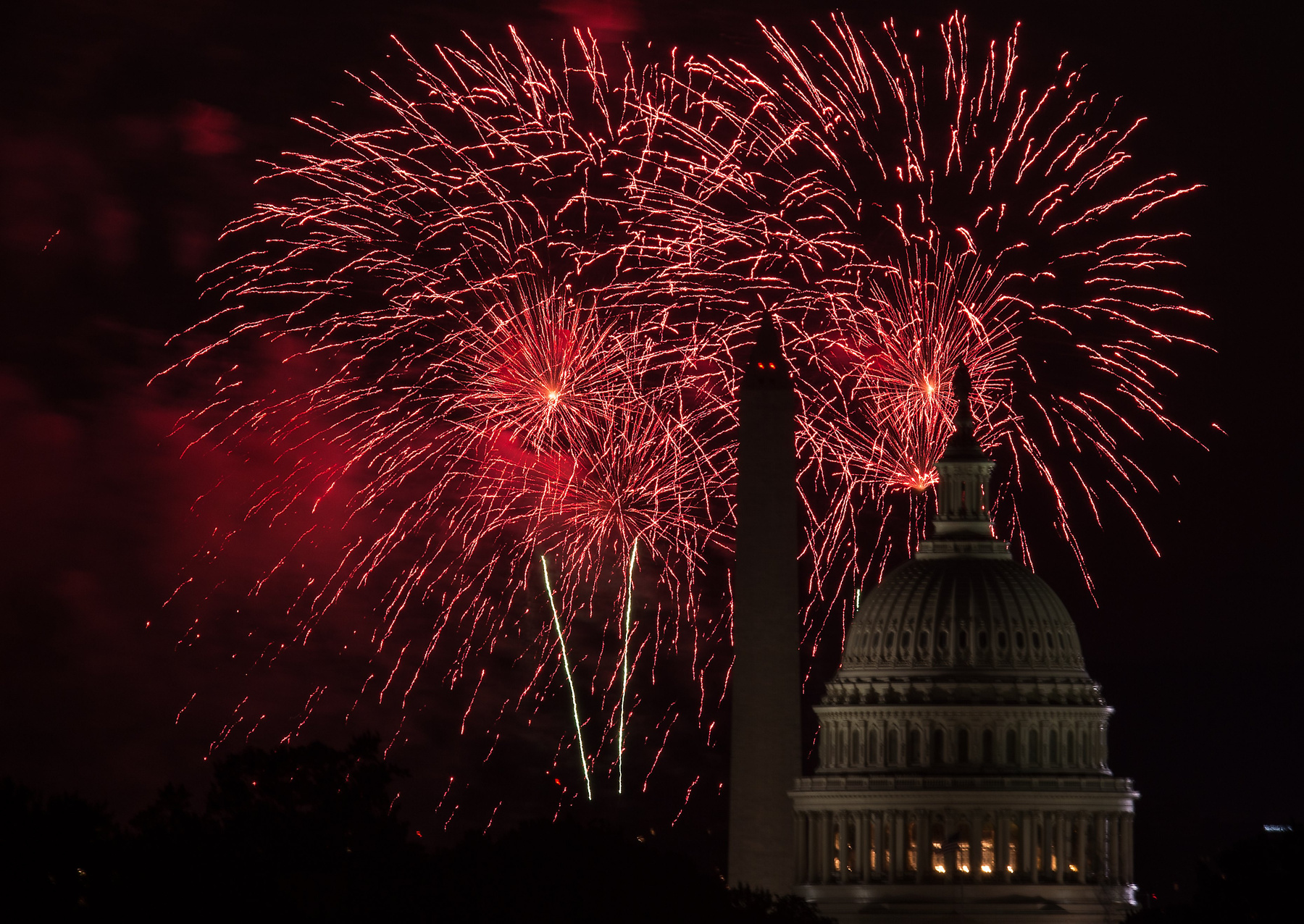 Tűzijáték az afganisztáni Islamabadban, az Elnöki Palota felett, az állam fennállásának 68. évfordulóján, augusztus 14-én.