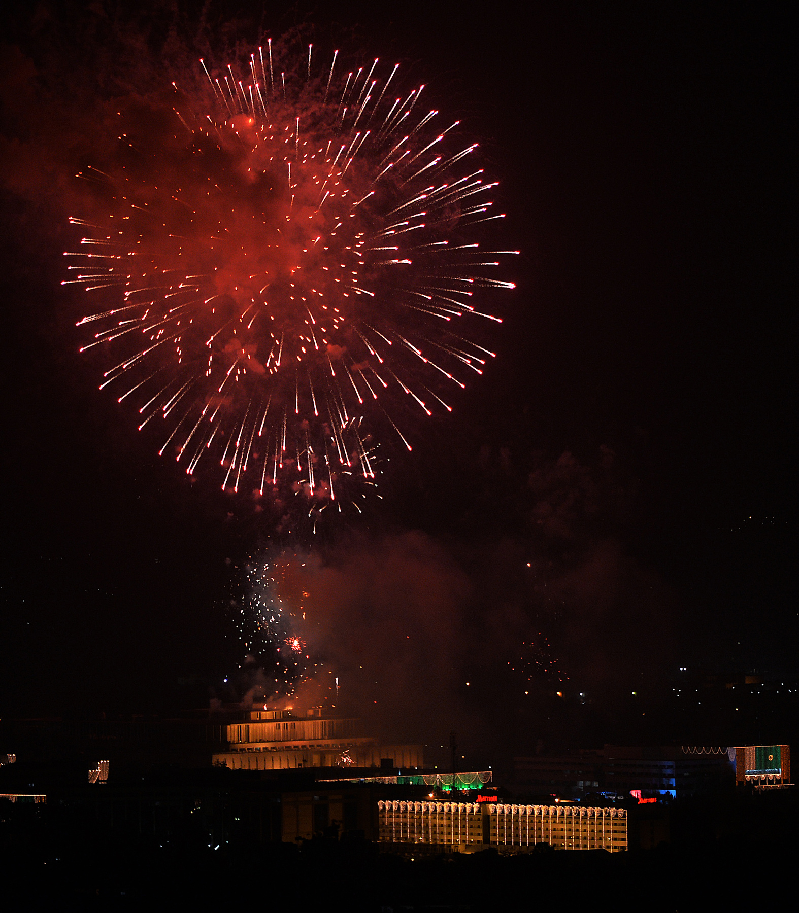 Tűzijáték az afganisztáni Islamabadban, az Elnöki Palota felett, az állam fennállásának 68. évfordulóján, augusztus 14-én.