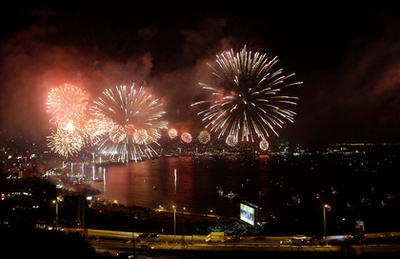 Tűzijáték az afganisztáni Islamabadban, az Elnöki Palota felett, az állam fennállásának 68. évfordulóján, augusztus 14-én.