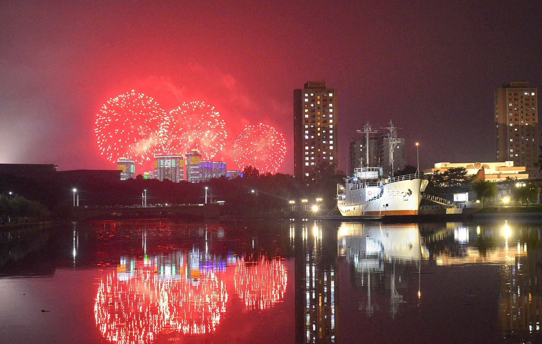Tűzijáték az afganisztáni Islamabadban, az Elnöki Palota felett, az állam fennállásának 68. évfordulóján, augusztus 14-én.