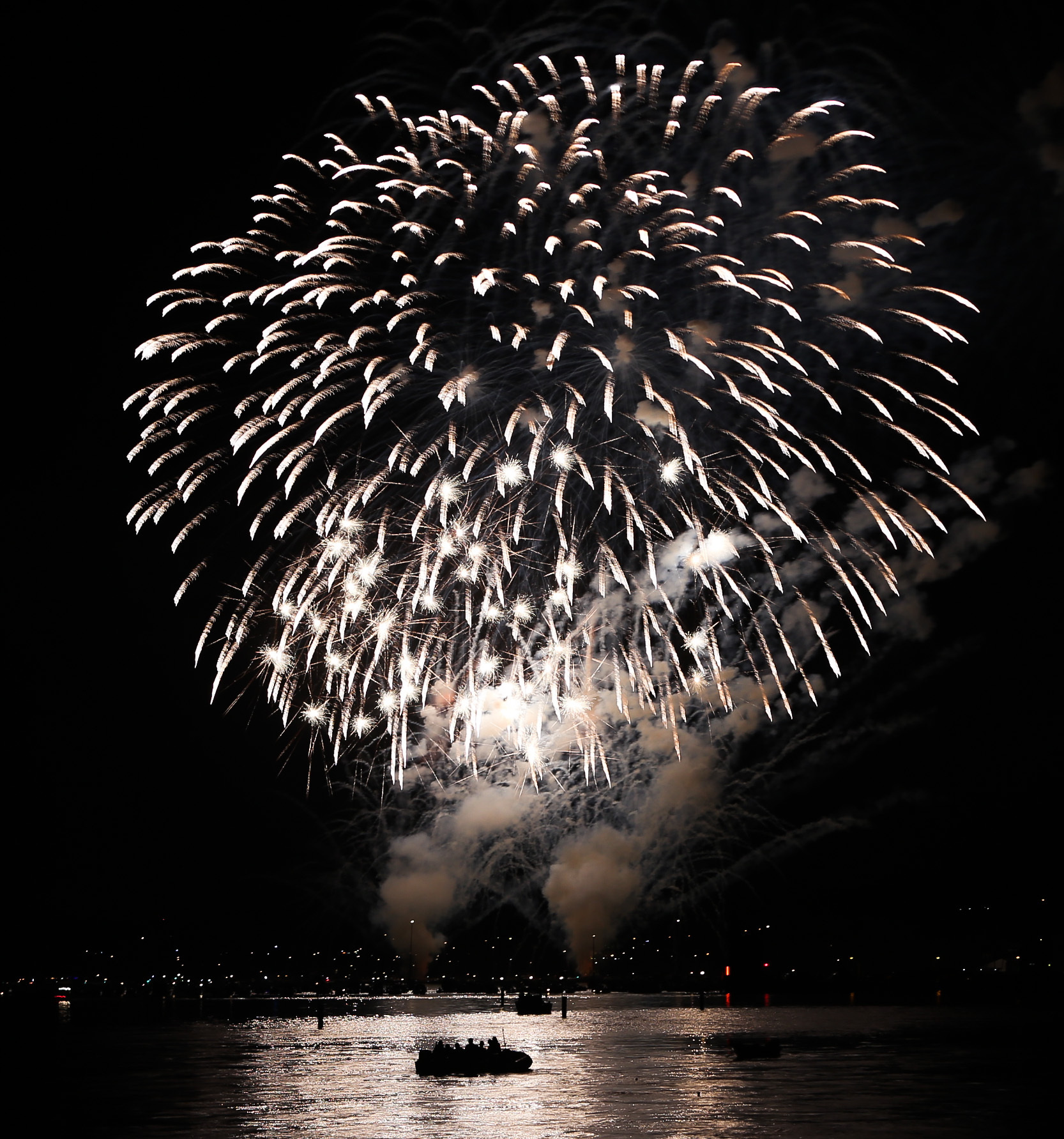 Tűzijáték az afganisztáni Islamabadban, az Elnöki Palota felett, az állam fennállásának 68. évfordulóján, augusztus 14-én.