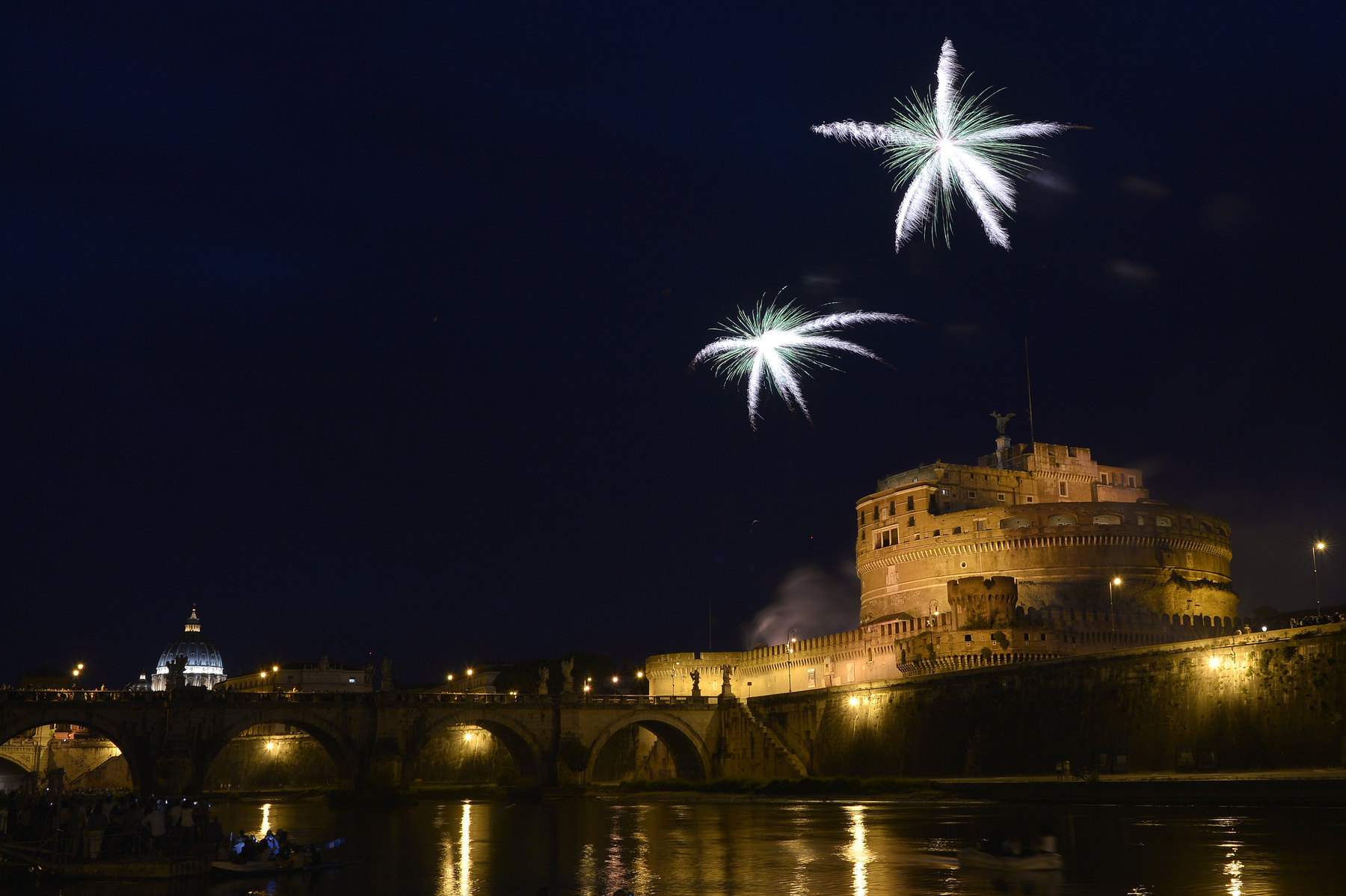 Tűzijáték az afganisztáni Islamabadban, az Elnöki Palota felett, az állam fennállásának 68. évfordulóján, augusztus 14-én.