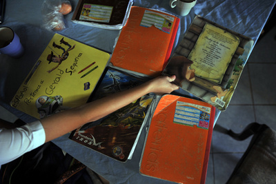 Kubában fontosak a színek és az egyenes vonalak. A Havannában élő, hétéves Angeline Despaigne iskolatáskájába ez kerül.