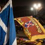 Ha egy zászlóárus 1 perc alatt 4 skót zászlót ad el darabját 5 fontért, akkor 2 zászló árus 6 óra alatt...