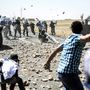 A kurdok kövekkel dobálták a biztonsági erők tagjait, amiért megakadályozták, hogy megközelítsék az átkelőt. 