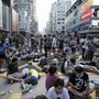 A tüntetők azért vonultak utcára, mert az augusztus végén elfogadtott, a választási rendszert módosító reformok értelmében nem lesz általános választójog Hongkongban. Lényegében Peking választja ki a főminiszter jelölteket, ezzel magakadályozva azt, hogy Hongkong saját maga indíthasson jelölteket. 