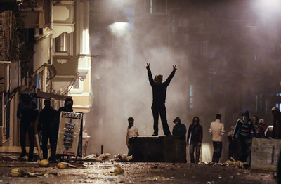 A török rendőrség sem tétlen az iszlamistákat támogató tüntetőkkel szemben. 