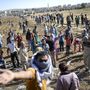 Török és szíriai kurdok tüntetnek a határnál, miután több tízezer szíriai kurd menekült Törökországba az Iszlám Állam akciói elől.