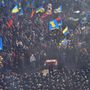 Délelőtt Kijev központi terén gyűlt össze a nacionalista Szabadság párt mintegy háromezer híve, a tömeg onnan a parlament elé vonult.