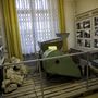 Jobbra a gép, mellyel a Stasi munkatársai megsemmisítették 89-ben az aktákat, balra kövekké összeállt papírok a megsemmisített aktákból
