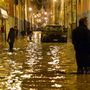 Vízben álló utca egy hatalmas eső után a Genova közelében lévő Chiavariban 2014. november 11-én miután az Entella folyó kilépett medréből és elöntötte a város alacsonyan fekvő részeit.