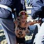 A félmeztelen Femen-aktivisák szerint a pápa nem politikus, őrizetbe vették őket a Szent Péter téren.