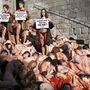 Az AnimaNaturalis állatvédő szervezet aktivistái az állati bőr és bunda textilipari felhasználása ellen tiltakoznak Barcelonában 2014. december 7-én.
