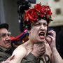 A Krím félsziget annektálása ellen tiltakozik egy Femenes tüntető Szimferopolban