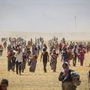 Az Iszlám Állam elől menekülő Yazidi menekültek menetelnek a sivatagban Irak mellett. Több tízezren próbáltak közülük Törökországba jutni, a határt azonban lezárta előttük a török hadsereg.