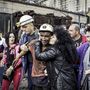 Szeptemberben 34 bányász rekedt a zenyicai bányában egy földrengés után Boszniában. A fotón az egyik kiszabadított bányászt ölelik rokonai.