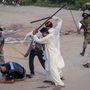 Kormányellenes tüntetők ütnek egy rendőrt Pakisztánban.