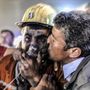 157 bányász ragadt egy törökországi bányában, amikor egy robbanás miatt rájuk omlott a bánya. A képen az egyik túlélőt csókolja arcon a rokona.