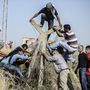 Kurdok bontják a kerítést a török határnál