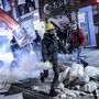 Kormányellenes tüntetés Isztambulban. A tüntetők azután vonultak utcára, hogy meghalt egy 15 éves fiú, akit a rohamrendőrök füstbombája talált fejen egy korábbi megmozduláson.