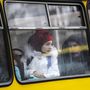 Kendős lány egy kijevi buszon