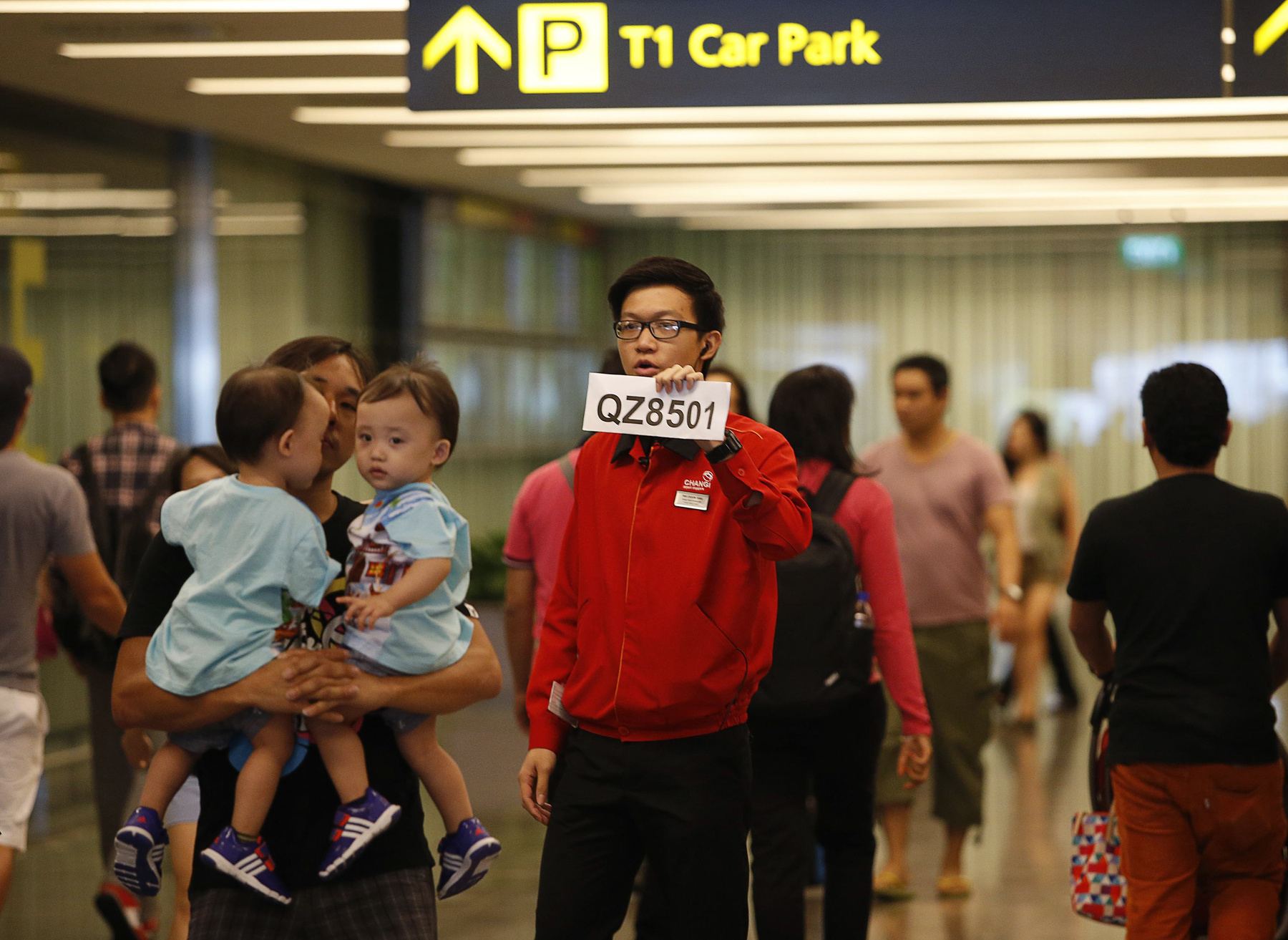 Várakozók a  Changi repülőtéren, Szingapúrban.