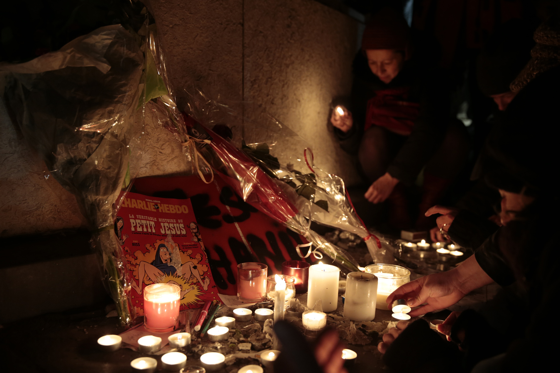 Gyertyák az áldozatok fotói előtt a belgiumi Gentben