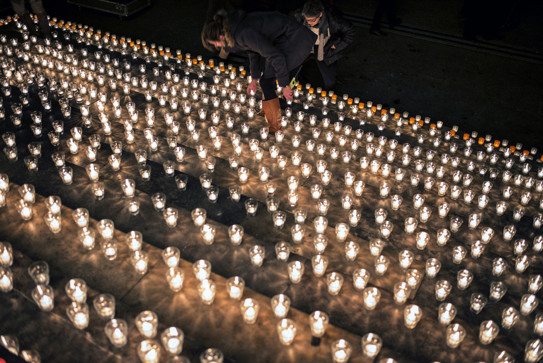 Gyertyák az áldozatok fotói előtt a belgiumi Gentben