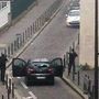 Egy francia újságíró lefotózta a támadókat az autójukkal, amikor a szerkesztőség épülete előtt tűzharcba keveredtek a rendőrökkel.