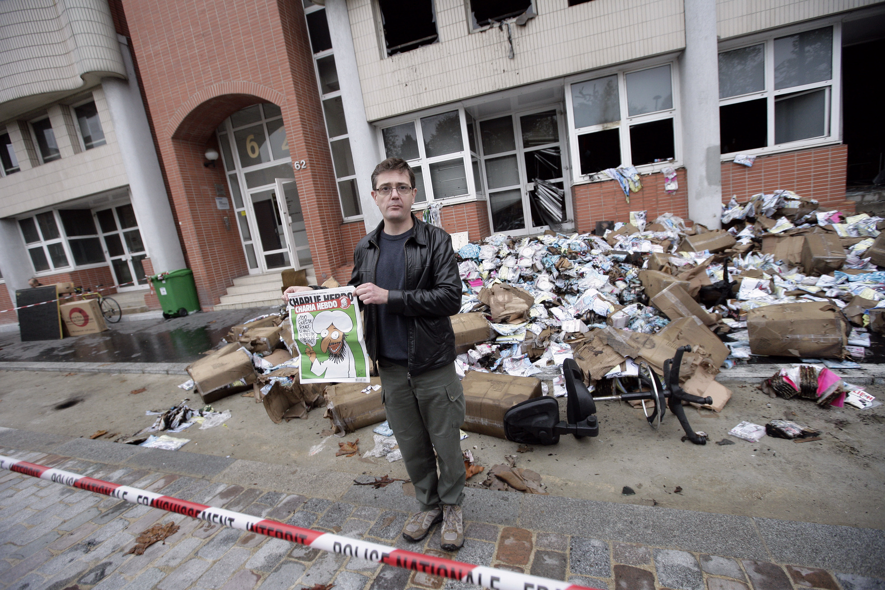 A lap egyik újságírója a szerkesztőség épülete előtt, a 2012-es robbantásos merénylet után.