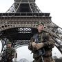 Katonák őrzik Párizs nevezetességeit.