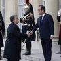A felvonulást megelezően Francois Hollande francia elnök (j) üdvözli Orbán Viktor magyar miniszterelnököt a párizsi államfői rezidencia az Elysée-palota bejáratában