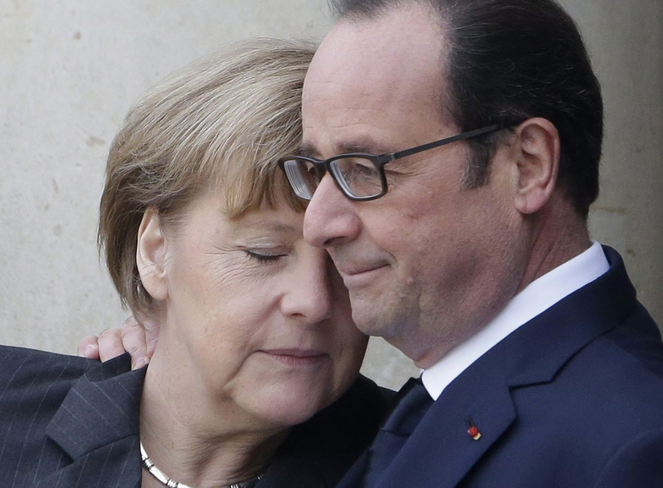 Francois Hollande francia elnök (j) üdvözli Angela Merkel német kancellárt