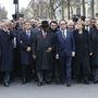 A francia politikusokon - köztük Francois Hollande francia államfőn - kívül mintegy ötven külföldi vezető van ott a menetben.