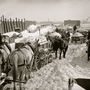 A havat takarítják New Yorkban 1888-ban. Akkoriban még lovas kocsival szállították a havat az East Riverig.