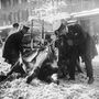 Rendőrök próbálnak talpra állítani egy lovat az 1902-es hóvihar idején.