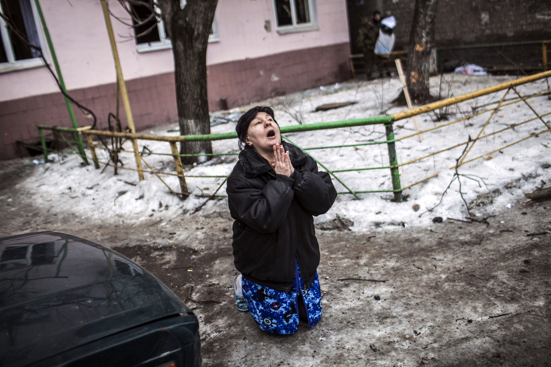 Egy ukrán nő Porosenkó elnök nevét kiabálja, és arra kéri, ne bombázzák tovább Donyecket.