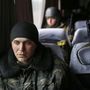 Ukrán katonák utaznak egy buszon, ami Debalcevéből szállítja el őket.