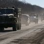 Ukrán katonai konvoj hagyja el a várost