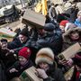 Orosz segélyek osztása Debalcevében. Kijev azzal vádolta Moszkvát, hogya donyecki és luganszki szakadárokat humanitárius segélynek álcázott konvojokon keresztül is támogatta, valójában fegyverrel és katonákkal. A segélyek egy része azonban bizonyosan valódi élelmiszercsomag volt, egyértelmű bizonyíték a segélyekkel csempészett fegyverekre nincs.