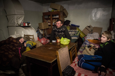 Augusztus óta él ez a család egy államépület pincéjében, mióta lakásuk megsemmisült a harcok során.