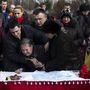 Nem minden a háború tragédiája. A kép a szeparatisták ellenőrzése alatt lévő donyecki Zaszjagyko szénbánya egyik áldozatának temetésén készült. A március 4-i sújtólégrobbanás 32 ember életét vette el. Ukrajna legnagyobb szénbányája az elmúlt években több súlyos tragédia helyszíne volt. A legutóbbinak sincs köze a háborúhoz, Ukrajna élen jár a bányászhalálok feketelistáján.
