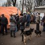 Segélyosztás Donyeckben. Élelmiszerhiány ugyan nincs a városban, ám Kijev leállította a nyugdíjak és a közalkalmazotti bérek átutalását 