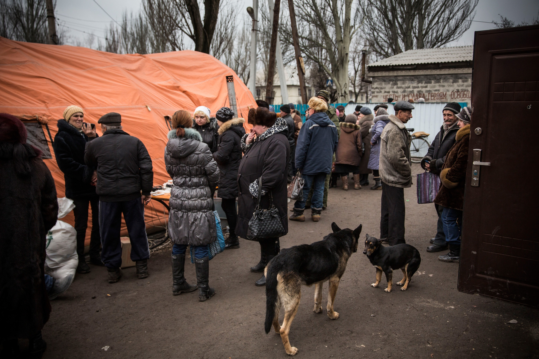 Az ENSZ becslése szerint hatezer civil és katonai áldozata lehet a kelet-ukrajnai konfliktusnak. Ukrán oldalon azonban több száz katona eltűnt, és a szakadárok – és a vélhetően oldalukon harcoló orosz erők – veszteségeit sem pontosan felmérni. Sok az eltűnt civil is, így az áldozatok valós száma végül jóval magasabb is lehet. 