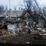 Aknatűzben megsemmisült ház romjai Uglegorszkban. A szakadárok és az ukrán erők közötti harcok az ENSZ becslései szerint 6000 civil és katona életét követelték. Egyik fél sem ismerte el sosem, hogy civil célpontokat támadtak volna.
