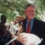 A kisállatos cukiságkampány, mint látható, évtizedes múltra nyúlik vissza. Ez a kép 1998-ban készült Bill Clintonról, amint egy azonosítatlan afrikai kecskefélét szorongat. 