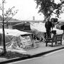 Olcsó, Amerikába szóló repülőjegyre várók kunyhóvárosa Londonban 1973-ban, a Victoria Embankmenten a Temze partján.